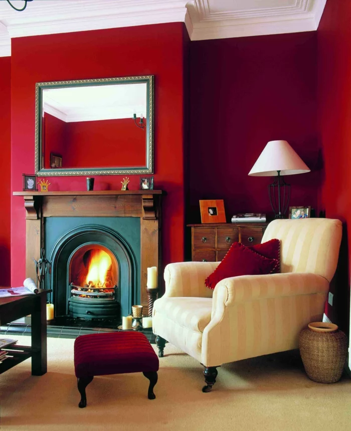 farbige wände rote wandfarbe wohnzimmer heller sessel kamin