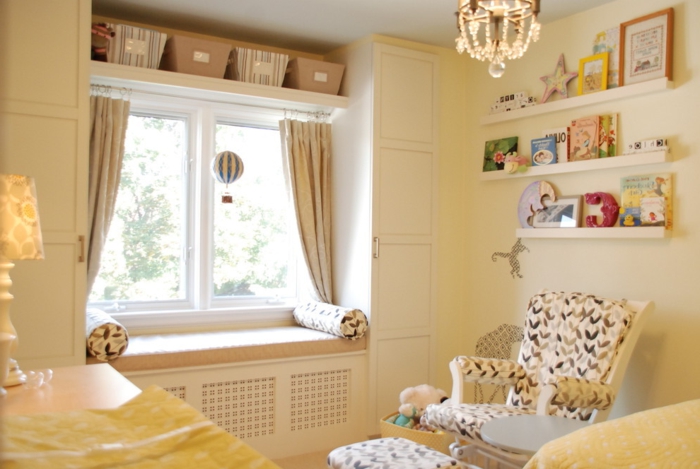  fensterbank dekoration babyzimmer sitzecke gardinen beiges interieur