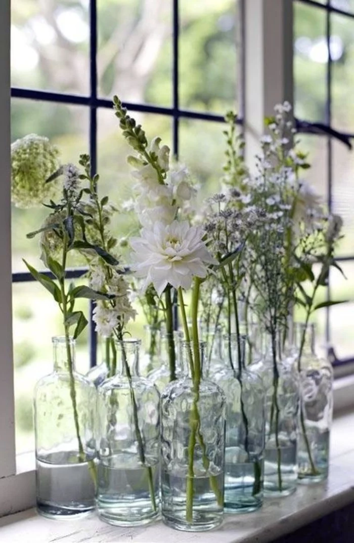 romantische Deko mit Flaschen und Blumen