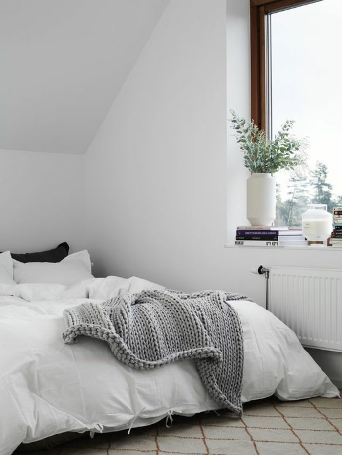 fensterbank dekoration schlafzimmer pflanzen weiße wände dachschräge teppich