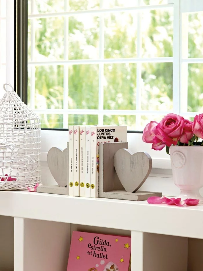 Fensterbank Dekoration - Rosen in Rosa und Bücher 