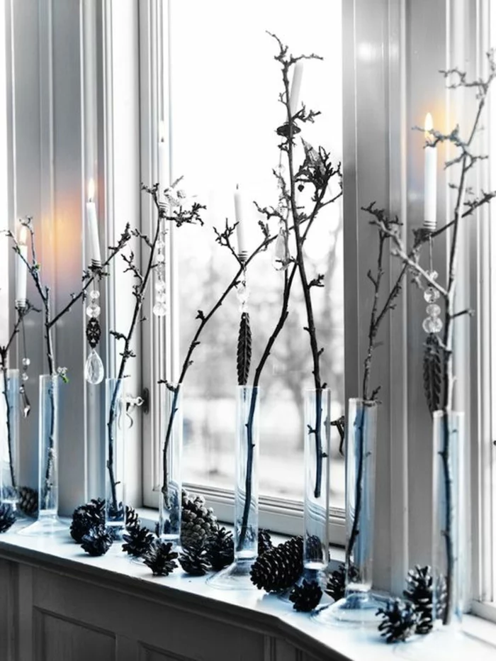 Fensterbank Dekoration mit Zapfen und Glasvasen mit Zweigen