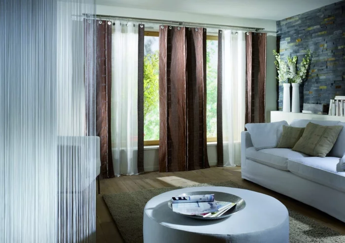 gardinen wohnzimmer braun weißes sofa runder couchtisch teppich