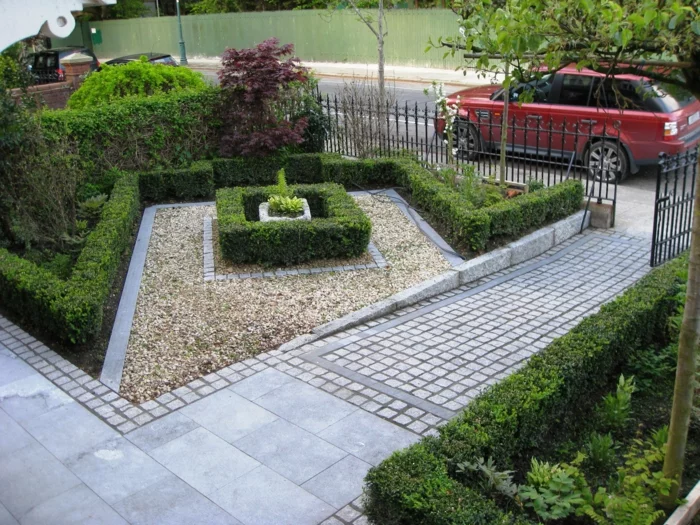 Gartenweg aus Natursteinplatten in verschiedener Form