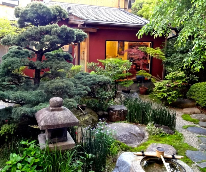 Japanischer Garten mit Steinplatten und Kies