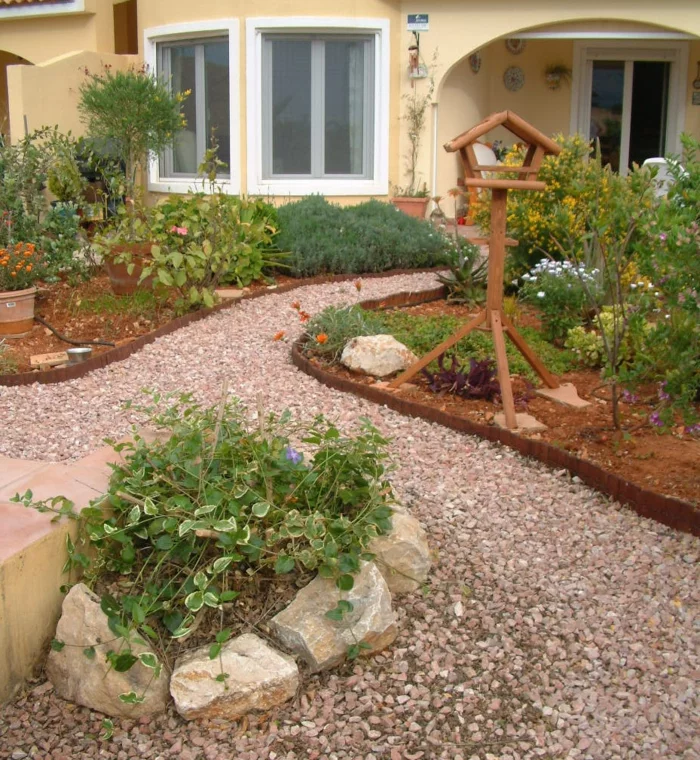 Garten mit Kieselsteinen und Beeteinfassung aus Steinen
