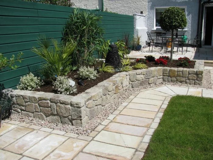 Gartenwege gestalten - Gehwegplatten aus Stein in unterschiedlicher Größe