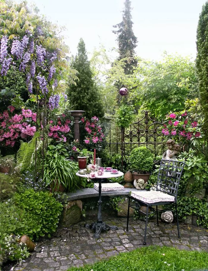 Gartenwege gestalten - Natursteinpflaster und Vintage Gartenmöbel