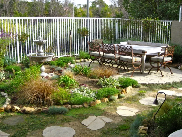 Gartenwege gestalten - Gehwegplatten, Gartenbrunnen und viele Pflanzen