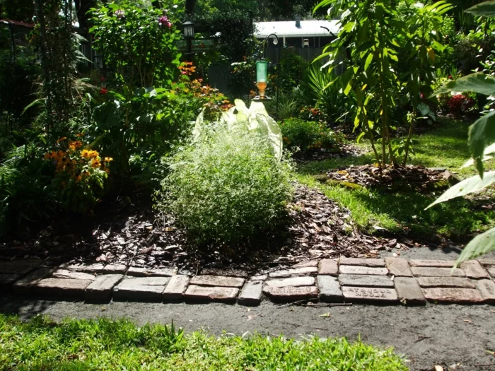 Gartenwege gestalten - rustikaler Steinboden 