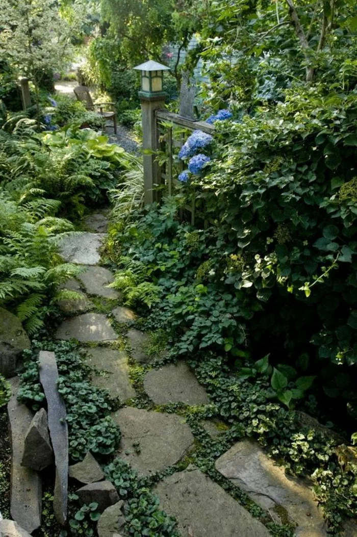 Gartenwege gestalten - Steinplatten und grün in den Fugen