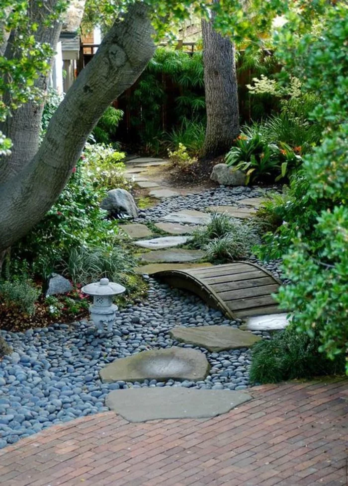 Gartenwege gestalten - Feng Shui Garten mit Kies und Gehwegplatten