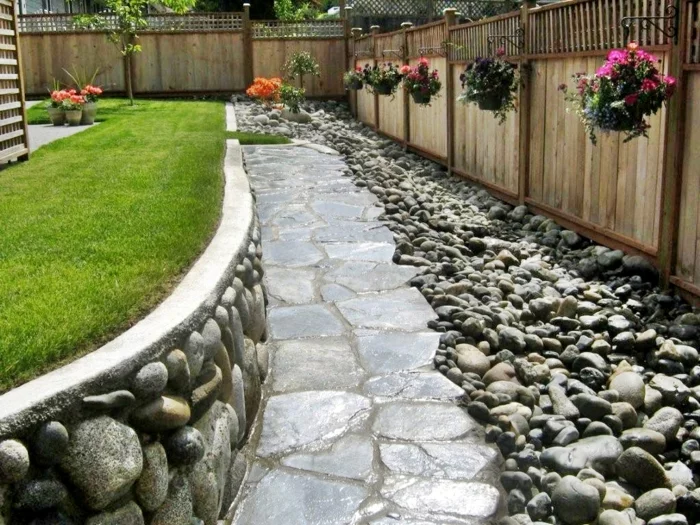 Gartenwege gestalten - Steinplatten und Kieselsteine 