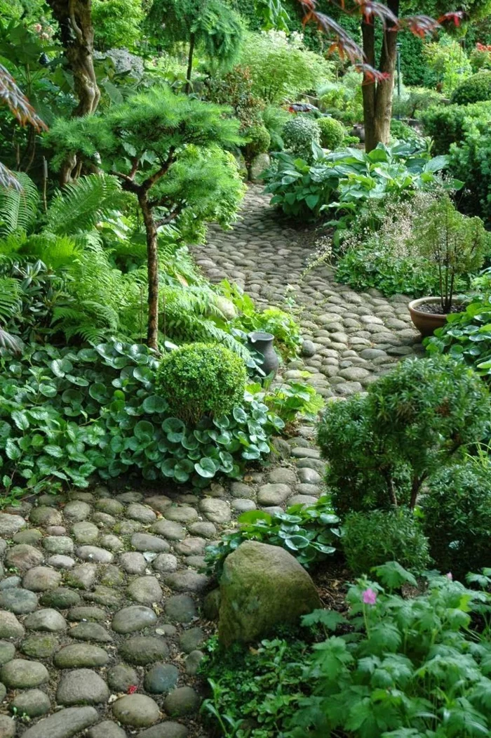 origineller Gartenweg aus mehreren kleinen Steinen