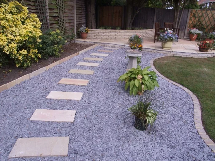 Gartenwege gestalten - Kies mit einzelnen Gehwegplatten aus Beton