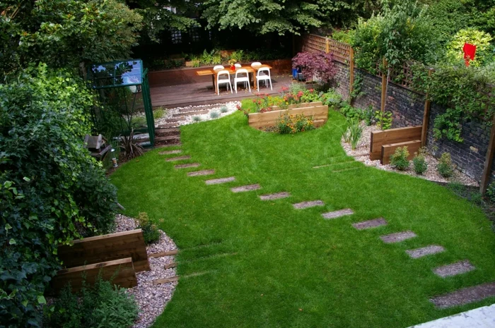 Gartenwege gestalten - moderner Gehweg mit einzelnen Platten