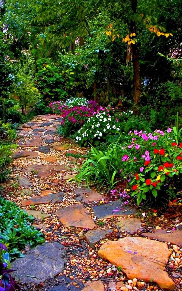Gartenwege gestalten - Steinweg mit Kies und Pflanzen