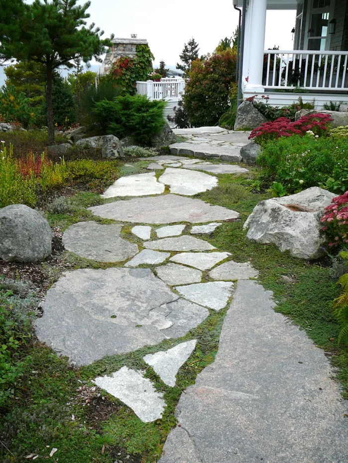 Gartenweg aus Stein anlegen