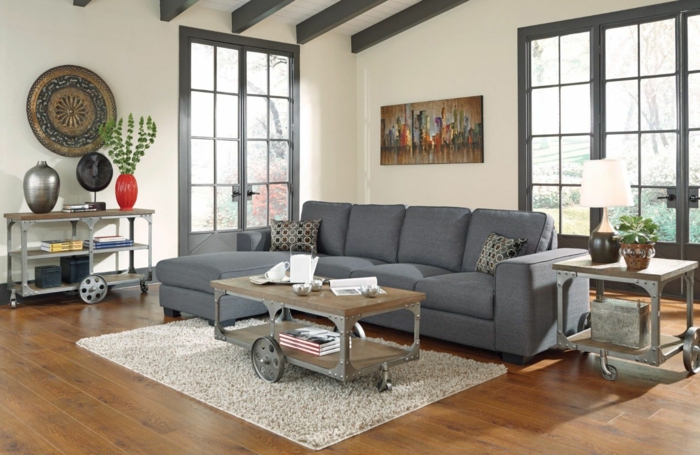 graues sofa ausgefallener couchtisch räder beistelltisch teppich