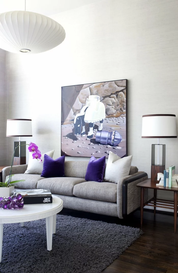 graues sofa wohnzimmer einrichten beispiele lila akzente