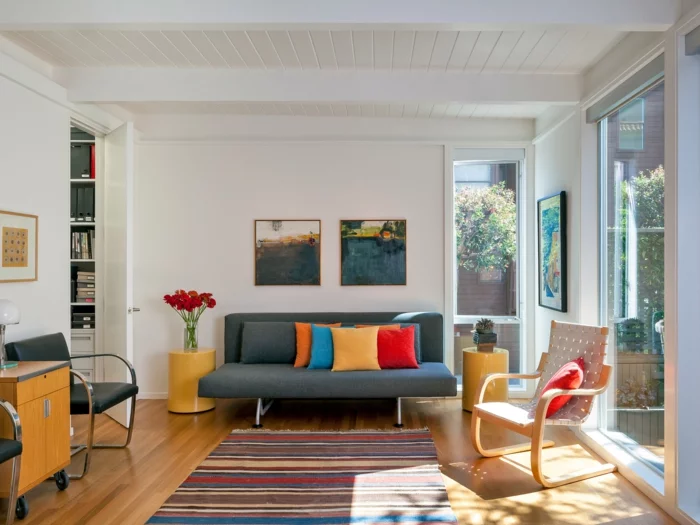 graues sofa wohnzimmer einrichten farbiger streifenteppich frische dekokissen