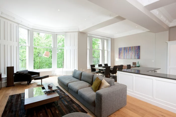 graues sofa wohnzimmer einrichten ideen dunkler teppich offener wohnplan