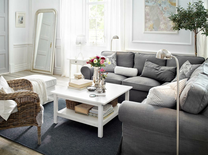 graues sofa wohnzimmer spiegel kleiner raum