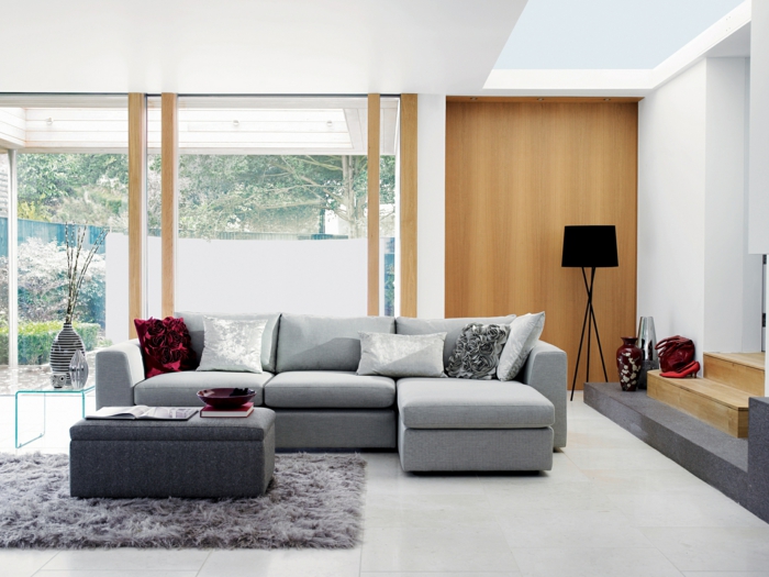 graues sofa wohnzimmer stilvolle dekokissen holzakzente