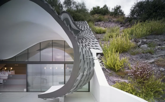 haus am meer kaufen drachendesign hang moderne architektur zinn dachverkleidung terrasse