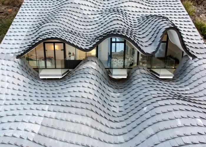 haus am meer kaufen spanien drachen design moderne architektur wellenförmiges dach