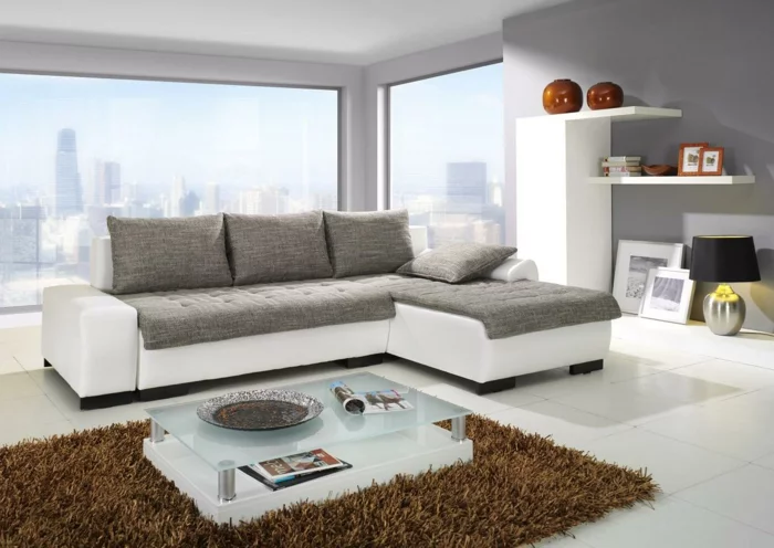 kleine wohnung einrichten naturfarben helle nuancen hochflor teppich sofa glastisch