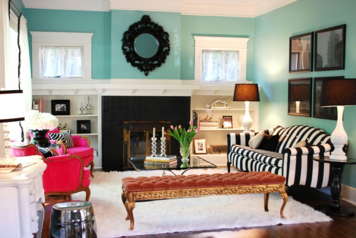 kleikleine wohnung einrichten stilmix eklektisch weißer teppich wohnzimmer ottomane sofas kamin