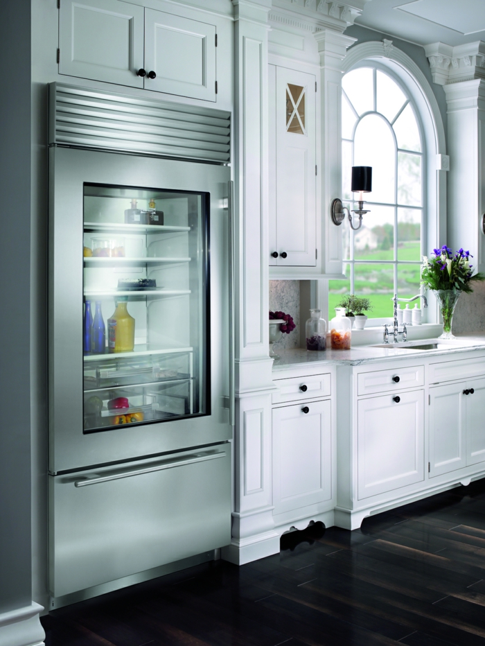 kühlschränke glastür eingebildet weiße küchenschränke dunkler boden