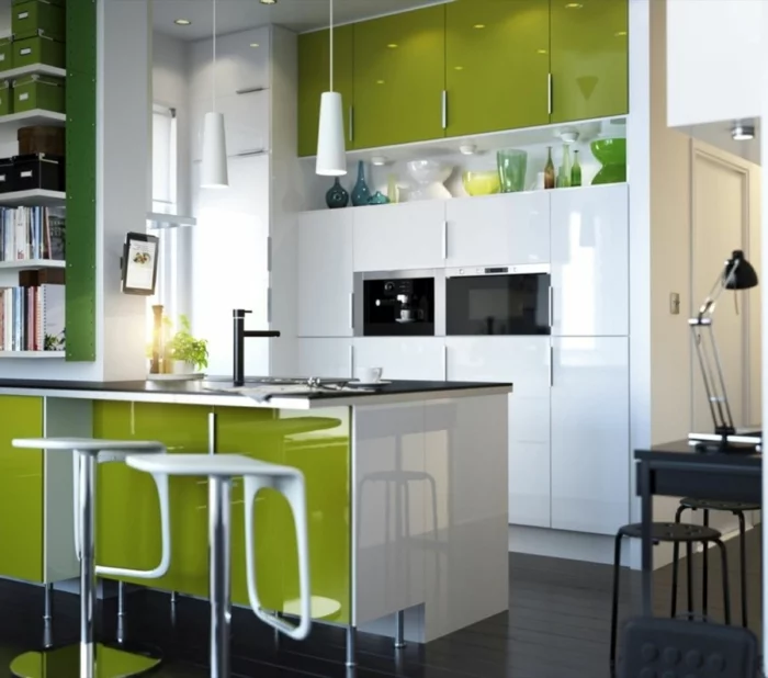 lampe küche kleine küche grüne akzente spiegeloberflächen