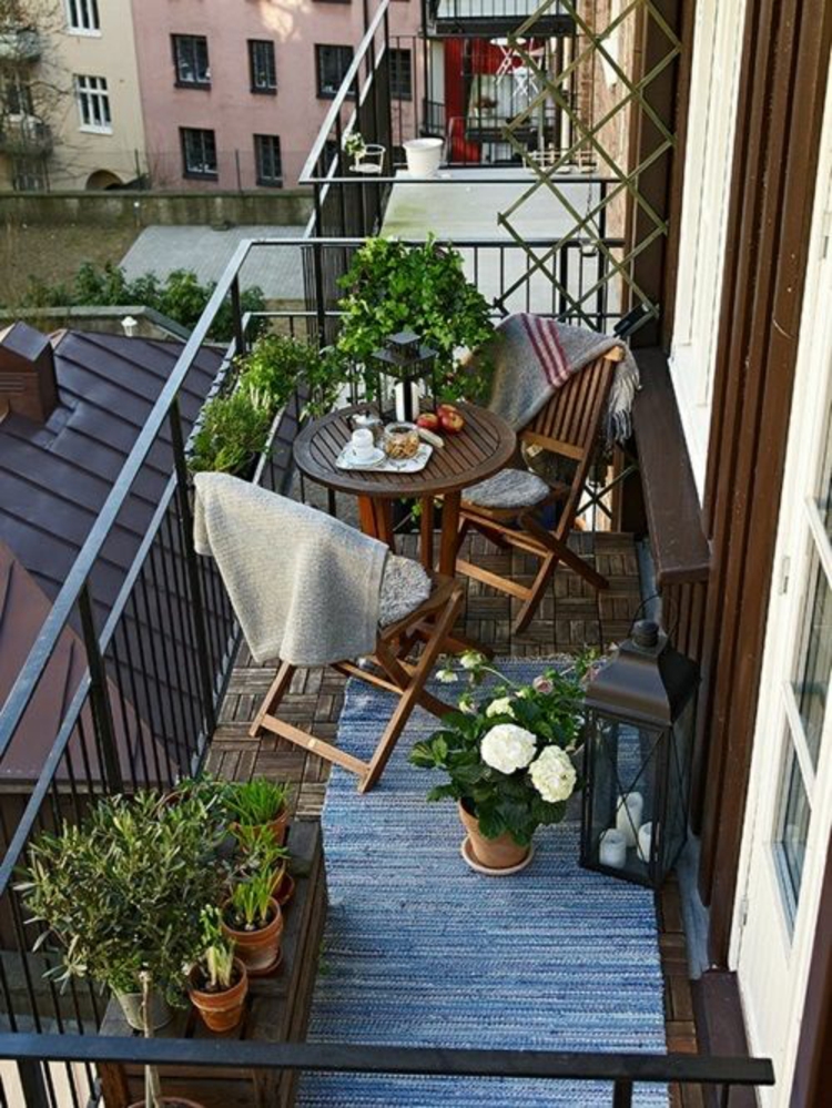 moderne Terrassengestaltung Bilder Balkonmöbel Balkonpflanzen Klappstühle