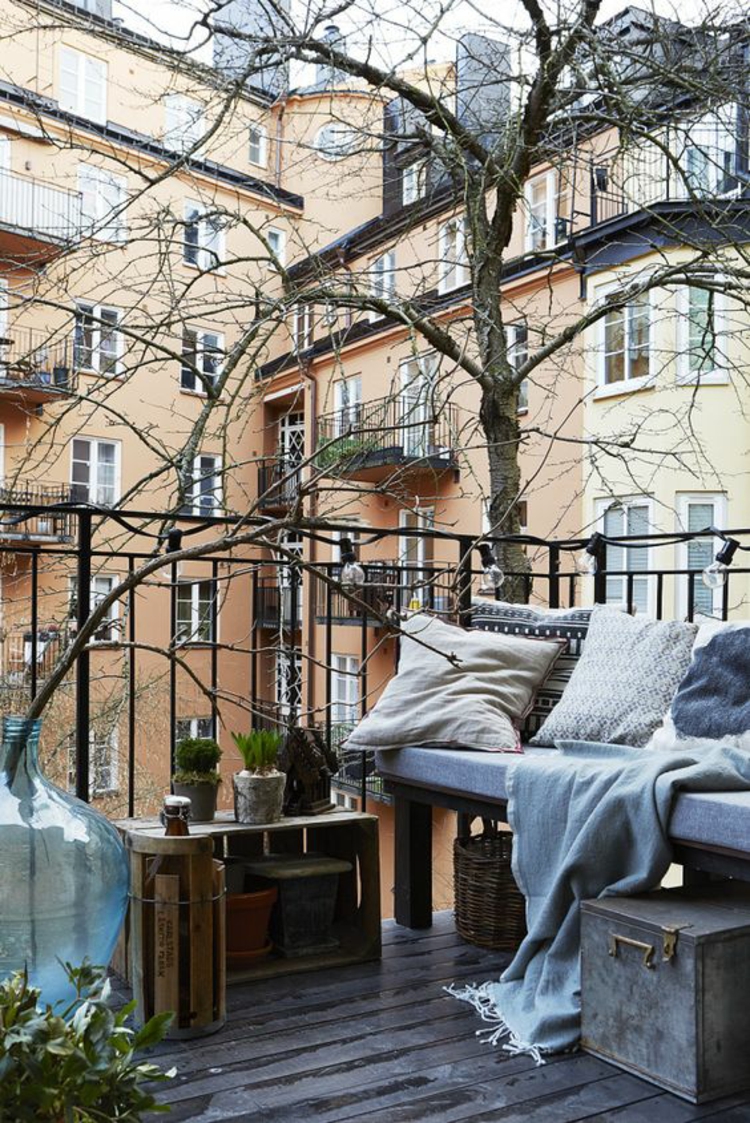 moderne Terrassengestaltung Bilder Balkonmöbel Holzkisten einsetzen