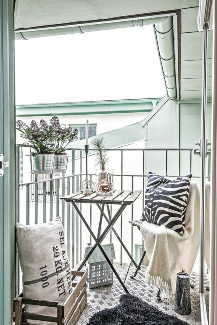 moderne Terrassengestaltung Bilder Balkonmöbel Klapptisch Holzkisten Kissen