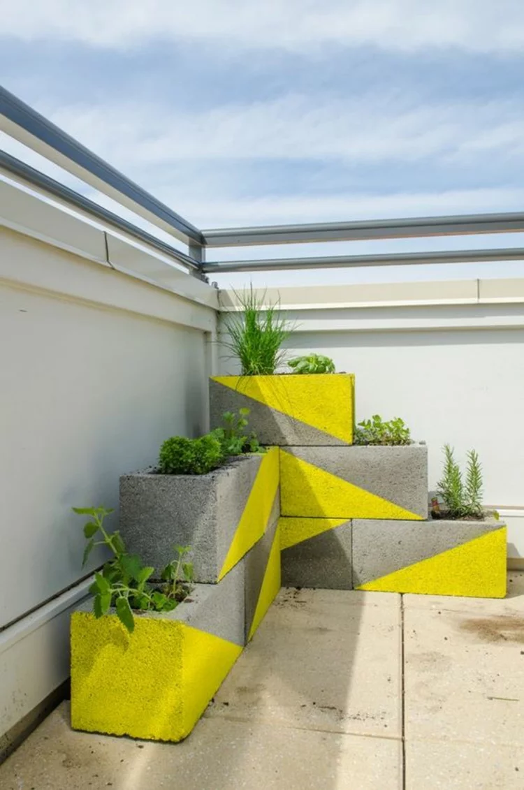 moderne Terrassengestaltung Bilder Balkonmöbel frische Farben einsetzen Kübelpflanzen