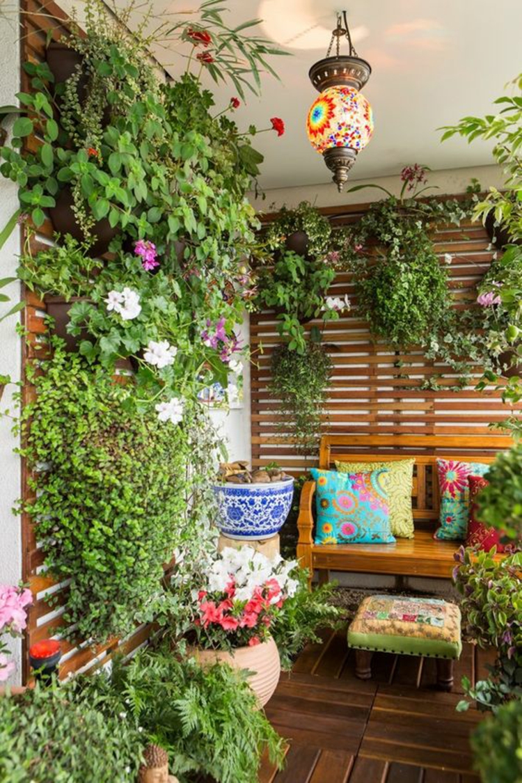 modern Terrassengestaltung Bilder üppige Balkonpflanzen vertikaler Garten