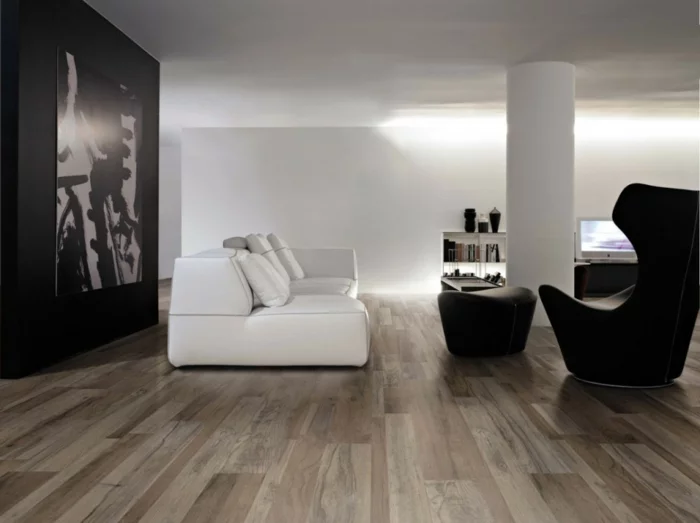 moderne Bodenfliesen mit Holzoptik, schwarze Akzentwand und weißes Sofa