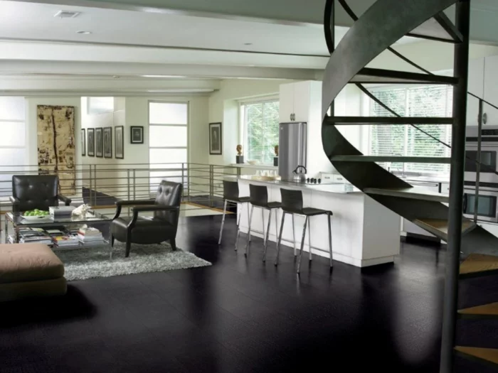 schwarze Wohnzimmer Fliesen, grauer teppich und weiße Kücheninsel