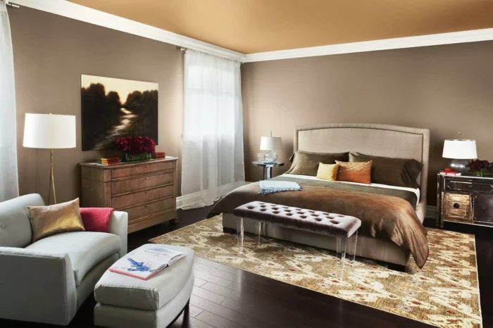 schlafzimmer einrichten beispiele braune wände teppichmuster klassisches sofa