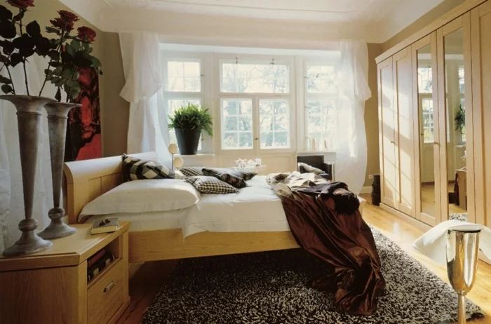 schlafzimmer einrichten beispiele rosen teppich kleiderschrank spiegel