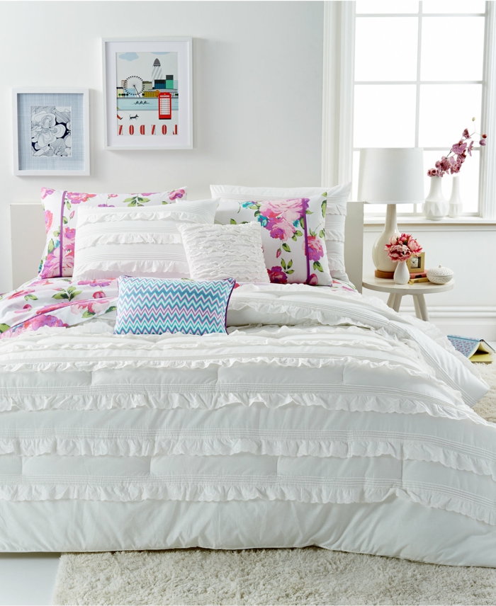 schlafzimmer weiß bettwäsche farbige dekokissen wanddeko