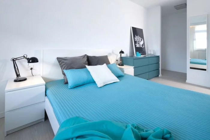 schlafzimmer weiß blaue bettwäsche kommode