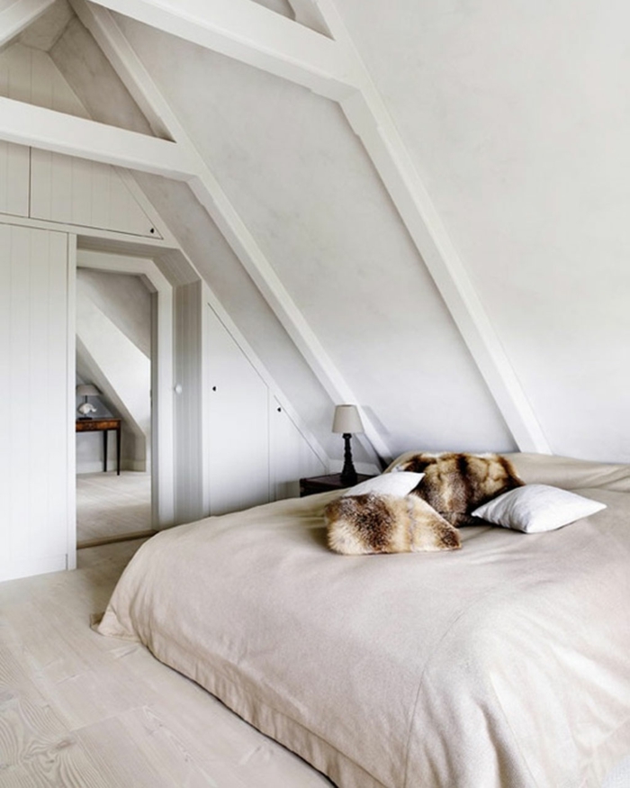 schlafzimmer weiß dachschräge dekokissen bodenbelag holzoptik
