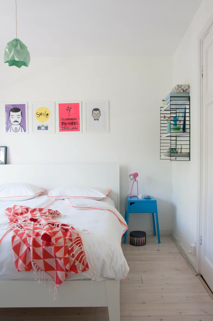 schlafzimmer weiß minimalistisch holzboden farbige akzente