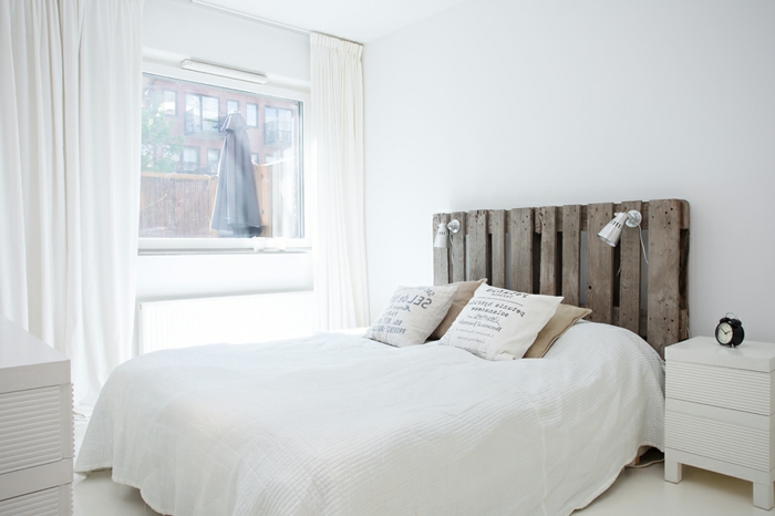 schlafzimmer weiß rustikal hölzernes bettkopfteil weiße gardinen