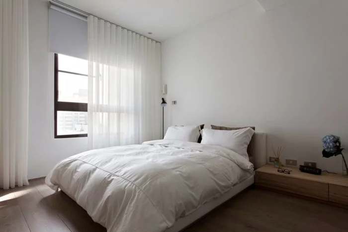 schlafzimmer weiß schlichtes design holzboden weiße gardinen