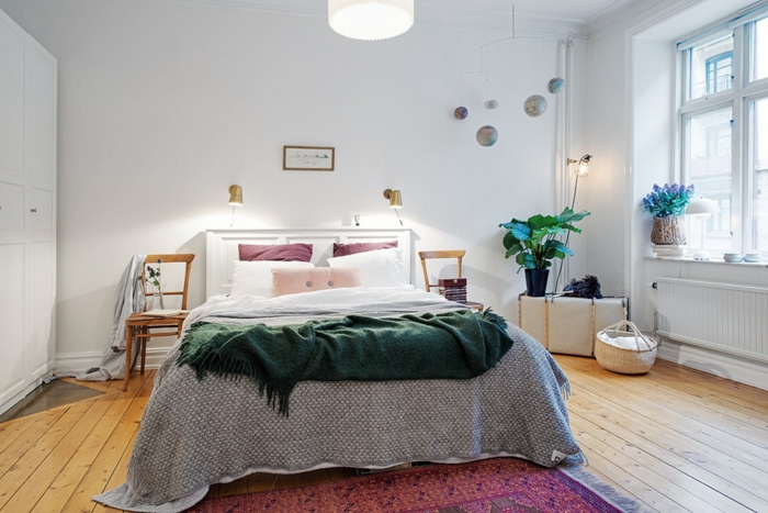 schlafzimmer weiß skandinavischer stil teppichläufer pflanzen